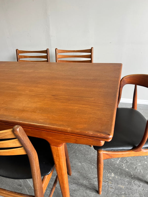 MCM Danish Teak expandable Dining Table and six chairs by Johannes Andersen, 1960s - enliven mart